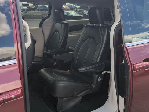 Used 2023 Chrysler Pacifica Touring-L FWD image 9