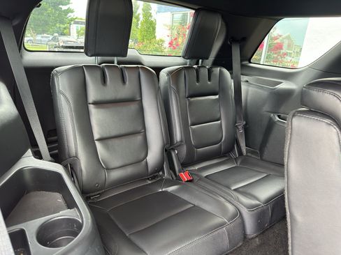 Used 2017 Ford Explorer XLT w/ Equipment Group 202A AWD/4WD image 14