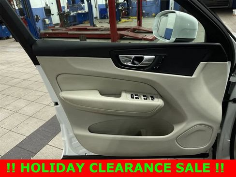 Used 2020 Volvo XC60 T5 Momentum image 31