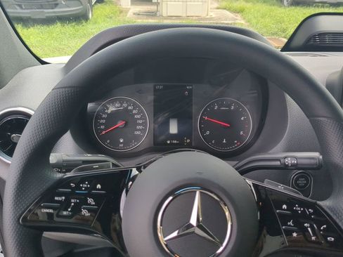 Used 2025 Mercedes-Benz Sprinter 2500 image 3