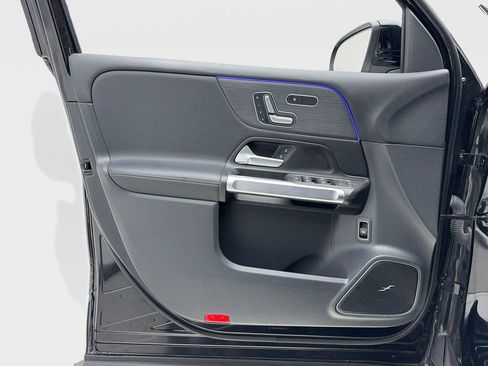 Used 2023 Mercedes-Benz GLB 250 4MATIC w/ Premium Package image 17