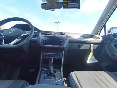 Used 2023 Volkswagen Tiguan SE w/ Panoramic Sunroof Package FWD image 28
