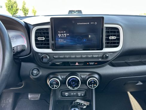 Used 2024 Hyundai Venue Limited FWD image 13