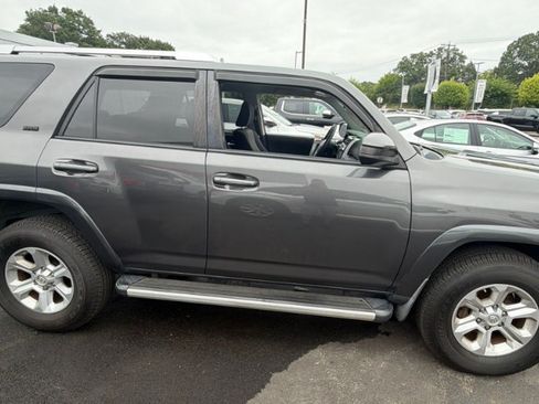 Used 2018 Toyota 4Runner SR5 AWD/4WD image 4