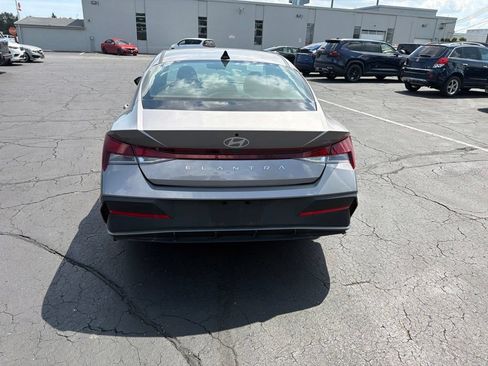Used 2025 Hyundai Elantra SE w/ Cargo Package FWD image 7