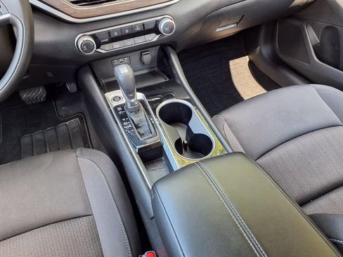 Used 2024 Nissan Altima 2.5 SV FWD image 9