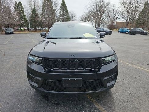 Used 2025 Jeep Grand Cherokee Altitude image 9