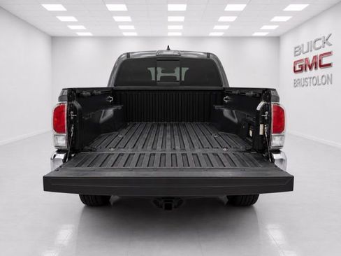 Used 2020 Toyota Tacoma TRD Off-Road AWD/4WD image 9