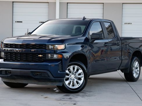 Used 2020 Chevrolet Silverado 1500 Custom w/ Custom Value Package image 1