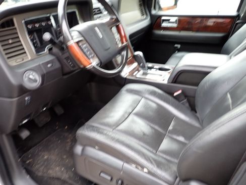 Used 2011 Lincoln Navigator 4WD image 32
