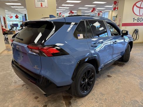 Used 2024 Toyota RAV4 SE w/ Weather Package AWD/4WD image 9