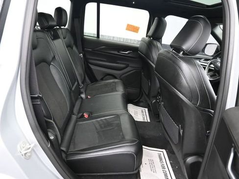 Used 2024 Jeep Grand Cherokee Altitude image 8