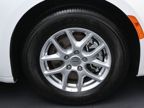 Used 2023 Chrysler Voyager LX FWD image 9