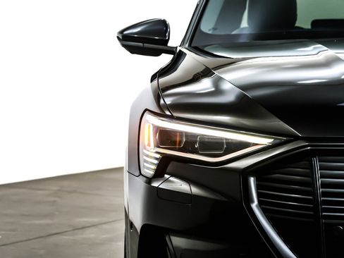 Used 2022 Audi e-tron Premium w/ Convenience Plus Package image 14