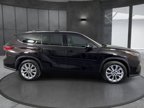 Used 2021 Toyota Highlander Limited FWD image 3