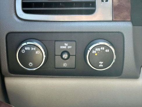 Used 2013 Chevrolet Avalanche LTZ image 22