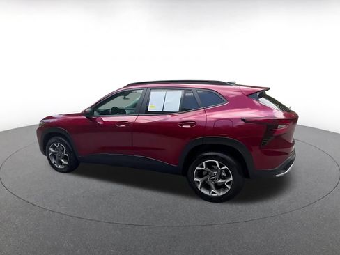 Used 2025 Chevrolet Trax LT w/ LT Convenience Package FWD image 10