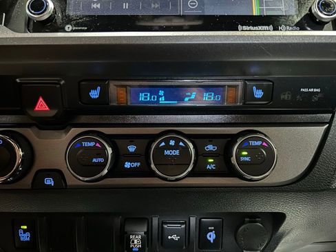 Used 2020 Toyota Tacoma SR5 AWD/4WD image 33