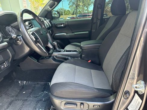 Used 2022 Toyota Tacoma TRD Sport w/ Technology Package AWD/4WD image 5