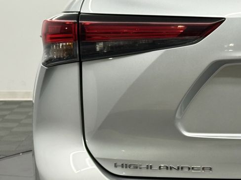 Used 2024 Toyota Highlander LE image 9