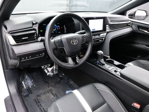 Used 2025 Toyota Camry SE image 13