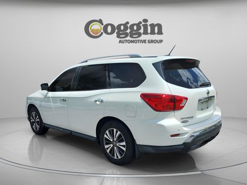 Used 2017 Nissan Pathfinder SL w/ SL Tech Package FWD image 3