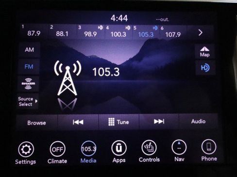 Used 2019 Chrysler Pacifica Touring-L image 17