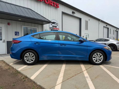 Used 2018 Hyundai Elantra SE FWD image 2