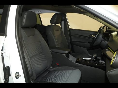 Used 2024 Chevrolet Trax LT w/ Sunroof Package FWD image 28