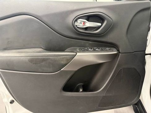 Used 2019 Jeep Cherokee Latitude Plus w/ Comfort/Convenience Group image 20