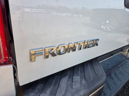 Used 2019 Nissan Frontier SV image 14
