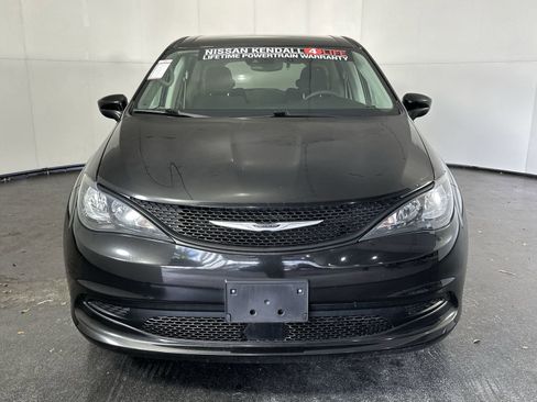 Used 2023 Chrysler Voyager LX image 4