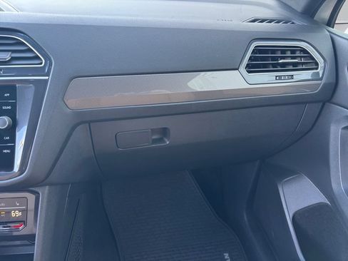 Used 2024 Volkswagen Tiguan SE AWD/4WD image 17