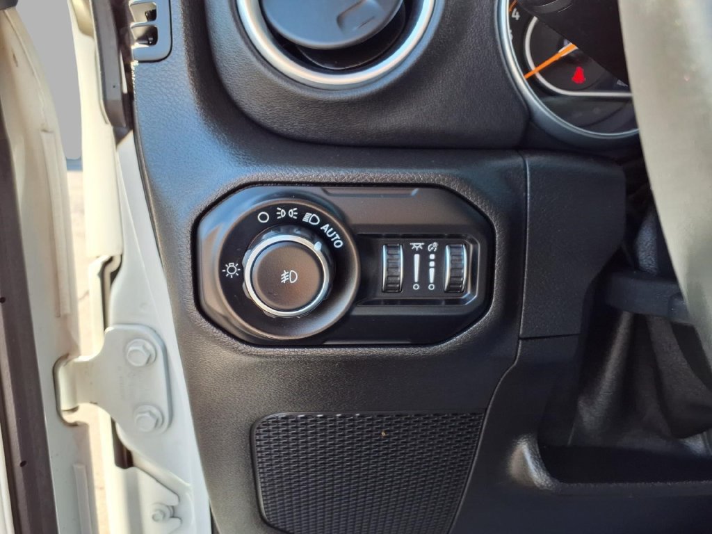 Used 2018 Jeep Wrangler Unlimited Sahara AWD/4WD image 17