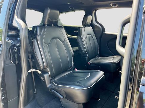 Used 2025 Chrysler Pacifica Limited FWD image 29