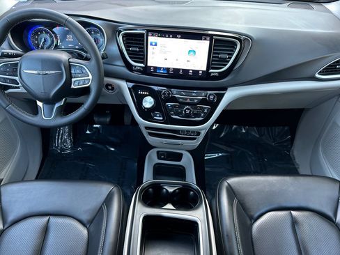 Used 2023 Chrysler Pacifica Touring-L FWD image 12