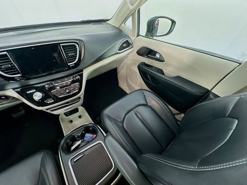 Used 2023 Chrysler Pacifica Touring-L FWD image 11