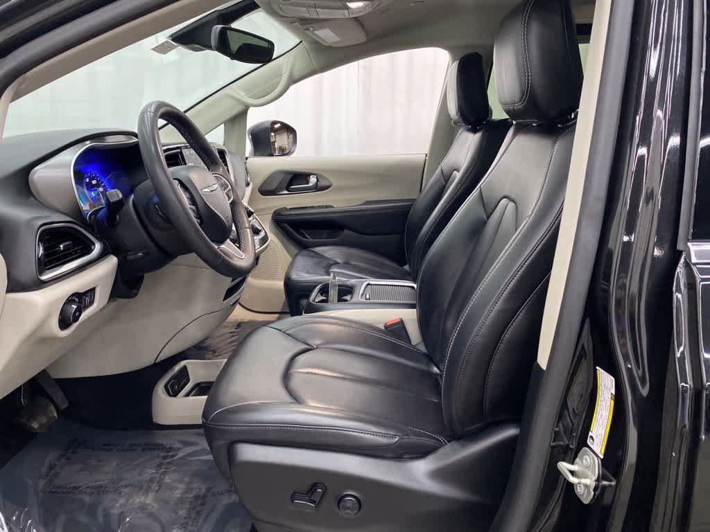 Used 2023 Chrysler Pacifica Touring-L FWD image 13