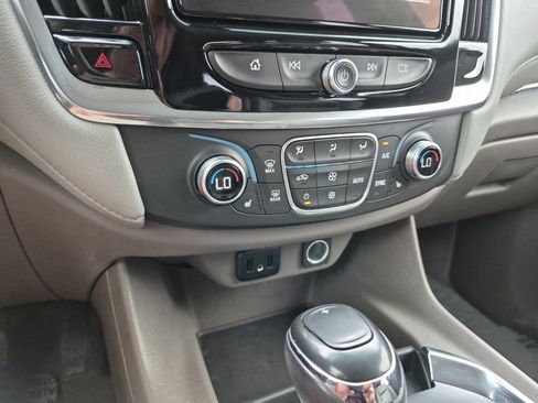 Used 2018 Chevrolet Traverse LT FWD image 20