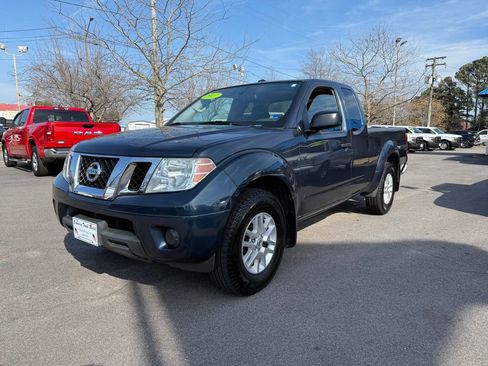 Used 2017 Nissan Frontier SV image 3