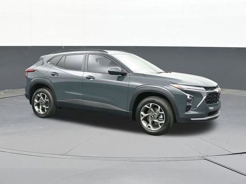 Used 2025 Chevrolet Trax LT FWD image 21