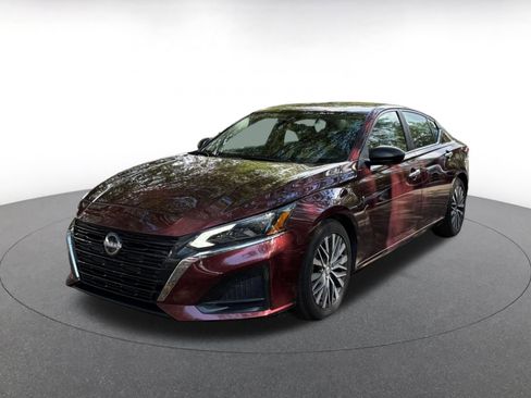 Used 2024 Nissan Altima 2.5 SV FWD image 3