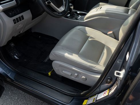 Used 2019 Toyota Highlander XLE image 18