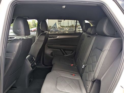 Used 2025 Volkswagen Atlas Cross Sport SE FWD image 14