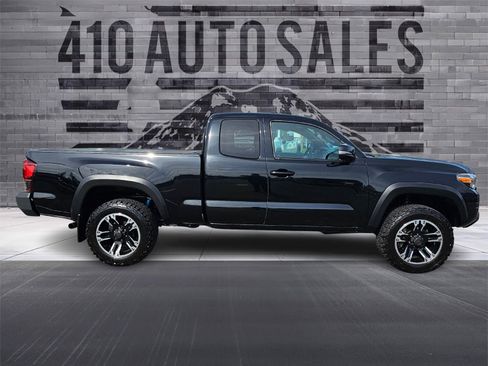 Used 2019 Toyota Tacoma TRD Off-Road w/ TRD Premium Off Road Package AWD/4WD image 2