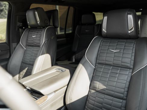 Used 2025 Cadillac Escalade ESV Sport Platinum w/ LPO, Floor Liner Package AWD/4WD image 21