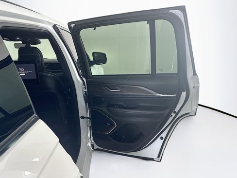 Used 2023 Jeep Grand Cherokee Overland w/ Advanced Protech Group III image 33