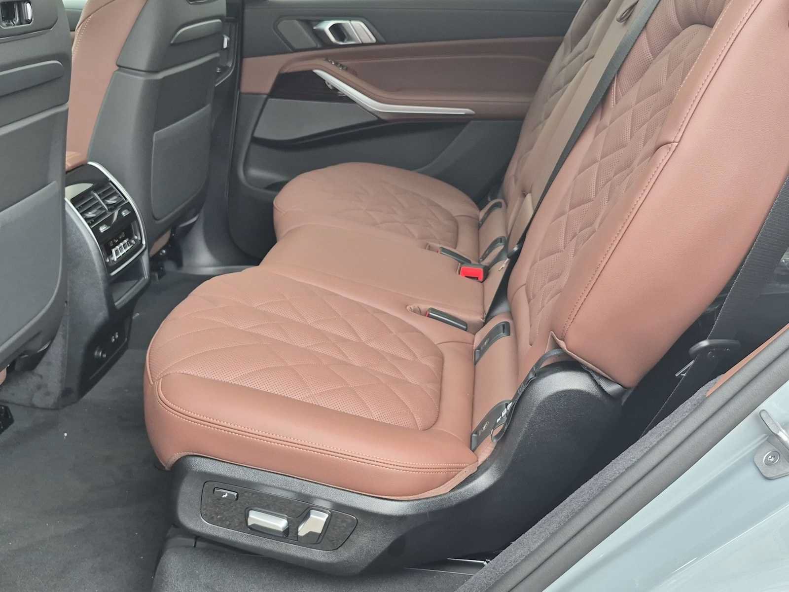 Used 2027 BMW X7 xDrive40i w/ M Sport Package AWD/4WD image 21