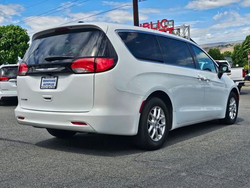 Used 2023 Chrysler Voyager LX FWD image 5