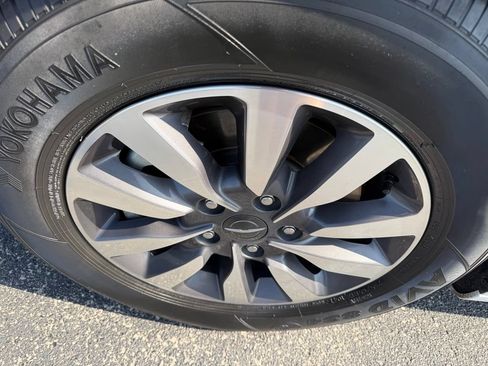 Used 2023 Chrysler Pacifica Touring-L FWD image 12